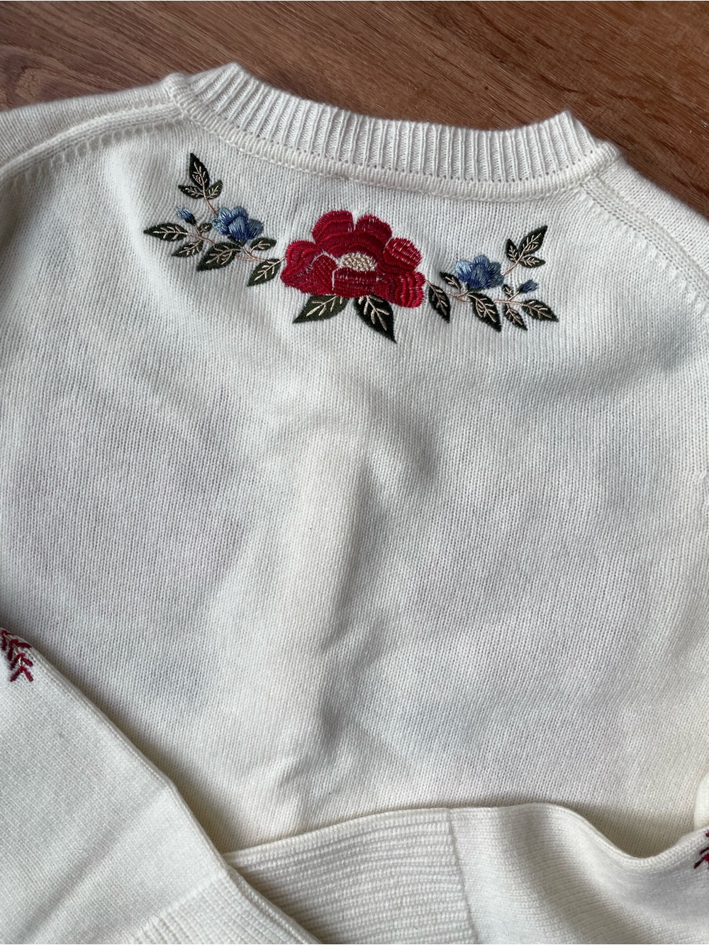 FARM Rio Cream Embroidered Flowers Buttoned Knit Cardigan! - Picture 4 of 9